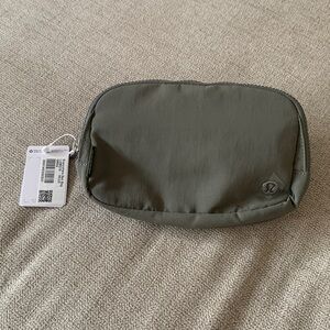BNWT Lululemon Everywhere Belt Bag Grey Sage